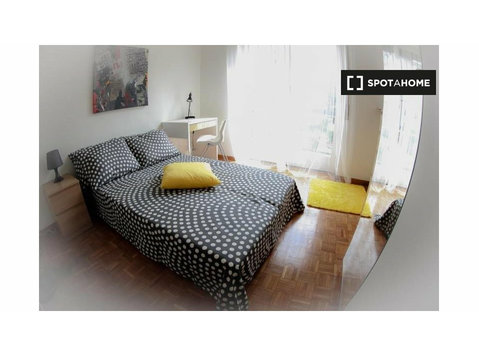 Room for rent in apartment with 5 bedrooms in Milan - Annan üürile