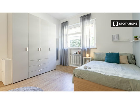 Milano'da 5 yatak odalı dairede kiralık oda - Kiralık