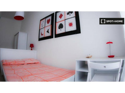 Room for rent in apartment with 5 bedrooms in Milan - الإيجار
