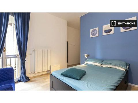 Milano'da 5 yatak odalı dairede kiralık oda - Kiralık