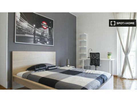 Quarto para alugar em apartamento com 5 quartos em Milão - Aluguel