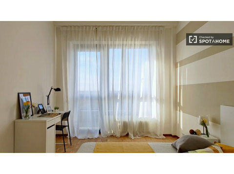 Zimmer zu vermieten in Wohnung mit 5 Schlafzimmern in… - Zu Vermieten