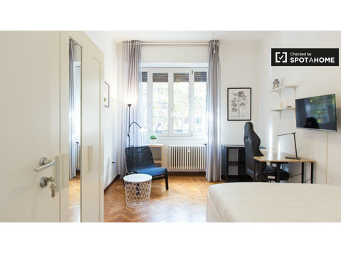 Room for rent in apartment with 5 bedrooms in Milan - Til leje