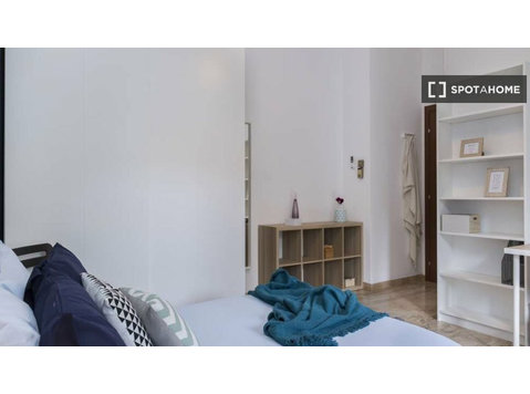 Room for rent in apartment with 5 bedrooms in Segesta, Milan - Til leje