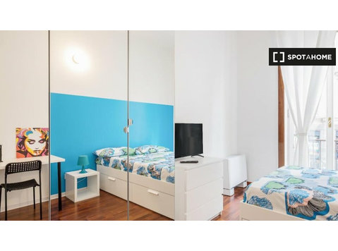 Brera, Milano'da 6 yatak odalı dairede kiralık oda - Kiralık