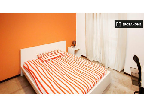 Aluga-se quarto em apartamento com 6 quartos em Gioia, Milão - Aluguel