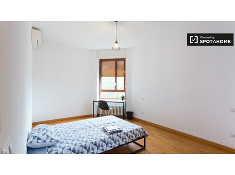 Room for rent in apartment with 6 bedrooms in Milan - For Rent