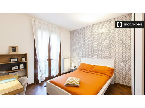 Room for rent in apartment with 6 bedrooms in Milan - 	
Uthyres