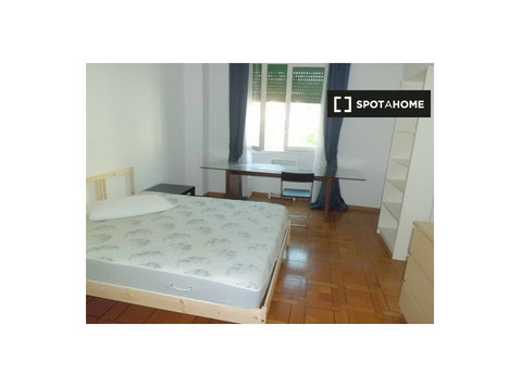 Room for rent in apartment with 6 bedrooms in Milan - الإيجار