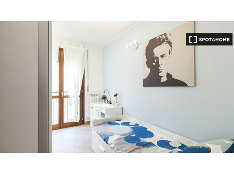 Chambre à louer dans un appartement avec 6 chambres à Milan - À louer