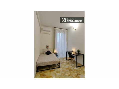 Quarto para alugar em apartamento com 6 quartos em Milão - Aluguel