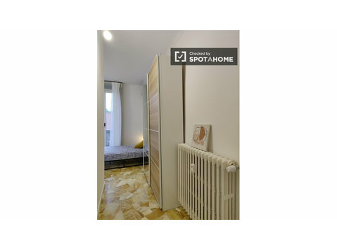 Pokój do wynajęcia w mieszkaniu z 6 sypialniami w Mediolanie - Do wynajęcia