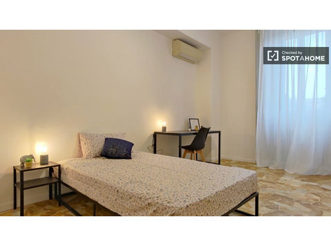 Zimmer zu vermieten in Wohnung mit 6 Schlafzimmern in… - Zu Vermieten