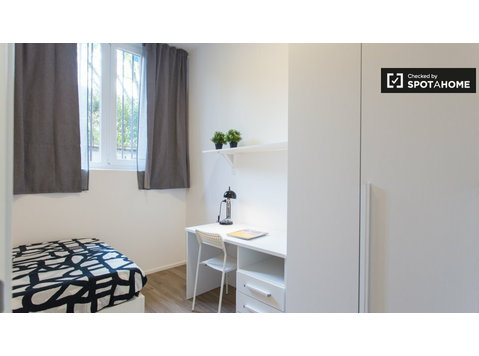 Room for rent in apartment with 6 bedrooms in Milan - الإيجار
