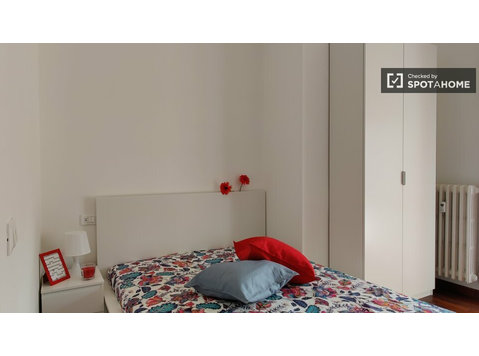 Room for rent in apartment with 6 bedrooms in Milan - Cho thuê