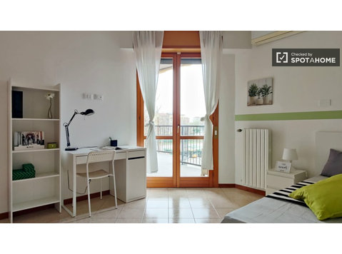 Room for rent in apartment with 6 bedrooms in Milan -  வாடகைக்கு 
