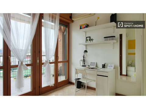 Room for rent in apartment with 6 bedrooms in Milan - For Rent