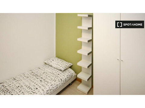 Milano'da 6 yatak odalı dairede kiralık oda - Kiralık