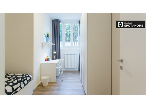 Camera in affitto in appartamento con 6 camere da letto a… - In Affitto