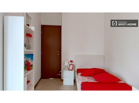 Se alquila habitación en apartamento de 6 habitaciones en… - Alquiler