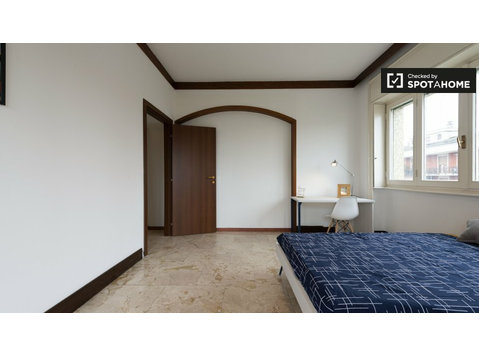 Quarto para alugar em apartamento com 6 quartos em Milão - Aluguel