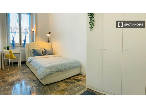Chambre à louer dans un appartement de 6 chambres à Milan,… - À louer