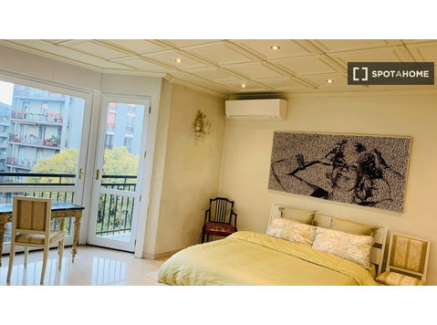 Zimmer zu vermieten in einer Wohnung mit 6 Schlafzimmern in… - Zu Vermieten