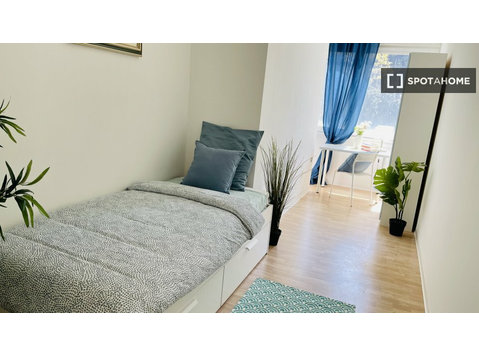 Zimmer zu vermieten in einer Wohnung mit 6 Schlafzimmern in… - Zu Vermieten