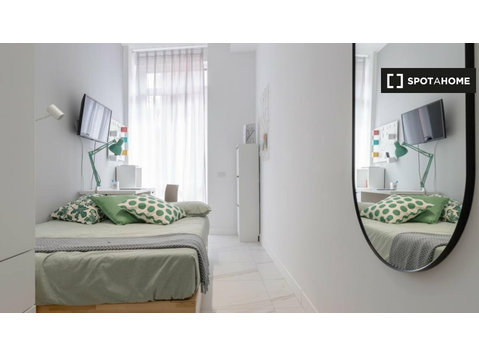 Zimmer zu vermieten in Wohnung mit 7 Schlafzimmern in… - Zu Vermieten