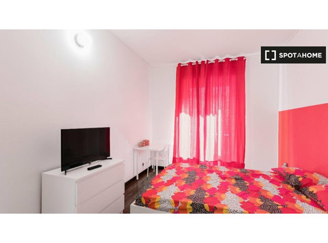 Pokój do wynajęcia w mieszkaniu z 7 sypialniami w Mediolanie - Do wynajęcia