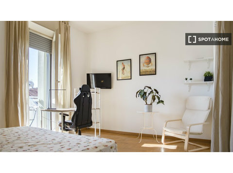 Quarto para alugar em apartamento com 7 quartos em Milão. - Aluguel