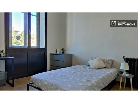 Quarto para alugar em apartamento com 7 quartos em Milão - Aluguel