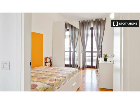 Room for rent in apartment with 7 bedrooms in Milan - For Rent