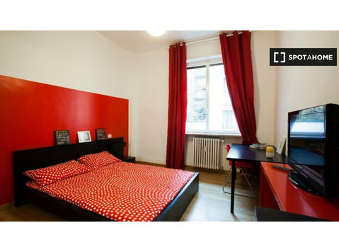 Chambre à louer dans un appartement avec 7 chambres à Milan - À louer