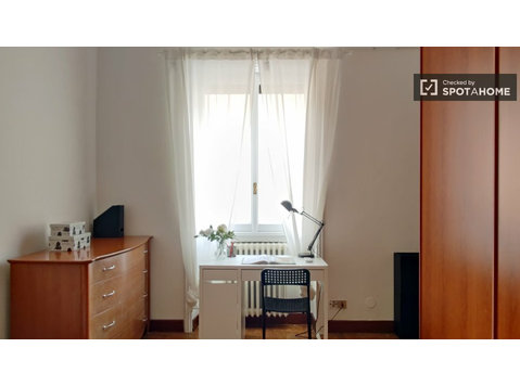 Pokój do wynajęcia w mieszkaniu z 7 sypialniami w Mediolanie - Do wynajęcia