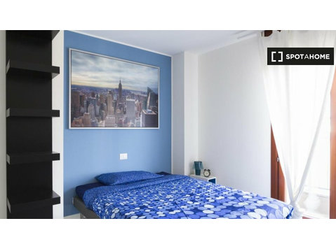 Room for rent in apartment with 8 bedrooms in Milan - De inchiriat