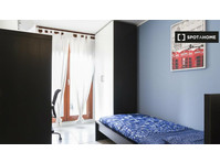 Pokój do wynajęcia w mieszkaniu z 8 sypialniami w Mediolanie - Do wynajęcia