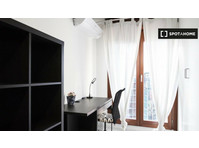 Zimmer zu vermieten in Wohnung mit 8 Schlafzimmern in… - Zu Vermieten