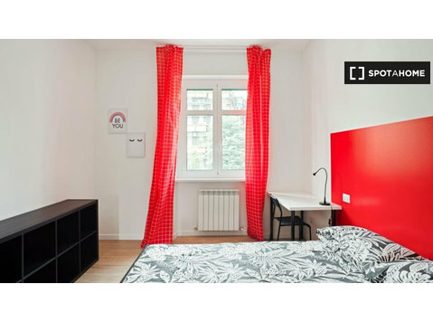 Pokój do wynajęcia w mieszkaniu z 8 sypialniami w Mediolanie - Do wynajęcia