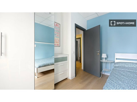 Milano'da 8 yatak odalı dairede kiralık oda - Kiralık