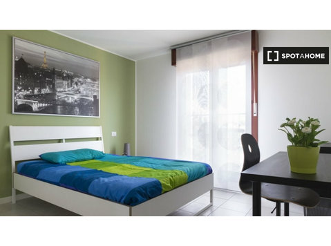 Camera in affitto in appartamento con 8 camere da letto a… - In Affitto
