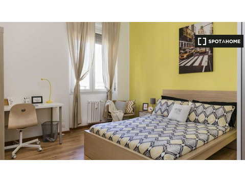 Milano'da 8 yatak odalı dairede kiralık oda - Kiralık
