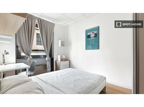 Quarto para alugar em apartamento com 8 quartos em Milão - Aluguel