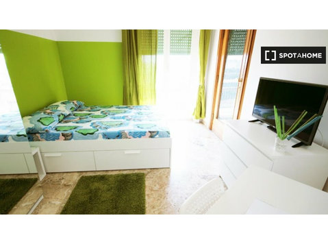 Chambre à louer dans un appartement avec 9 chambres à Milan - À louer