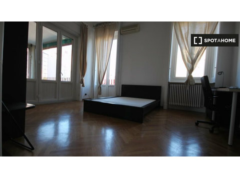 Room for rent in apartment with 9 bedrooms in Milan - Ενοικίαση