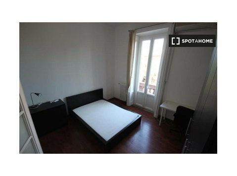 Pokój do wynajęcia w mieszkaniu z 9 sypialniami w Mediolanie - Do wynajęcia