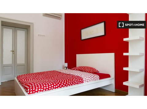 Pokój do wynajęcia w mieszkaniu z 9 sypialniami w Mediolanie - Do wynajęcia