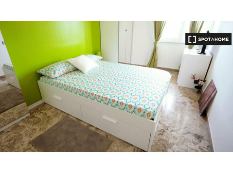 Zimmer zu vermieten in Wohnung mit 9 Schlafzimmern in… - Zu Vermieten
