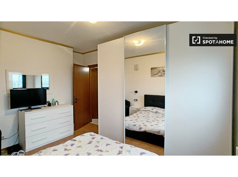 Room for rent in comfortable 2-bedroom apartment in Baggio - Vuokralle