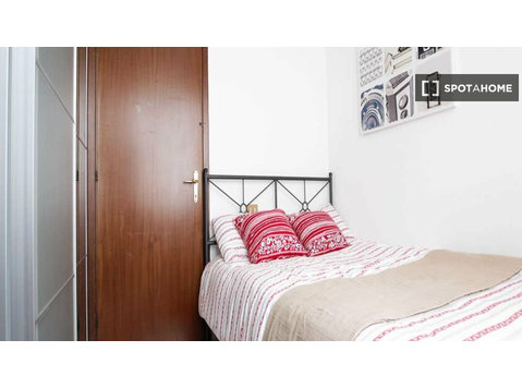 Quarto em apartamento de 3 quartos para alugar em Scalo… - Aluguel